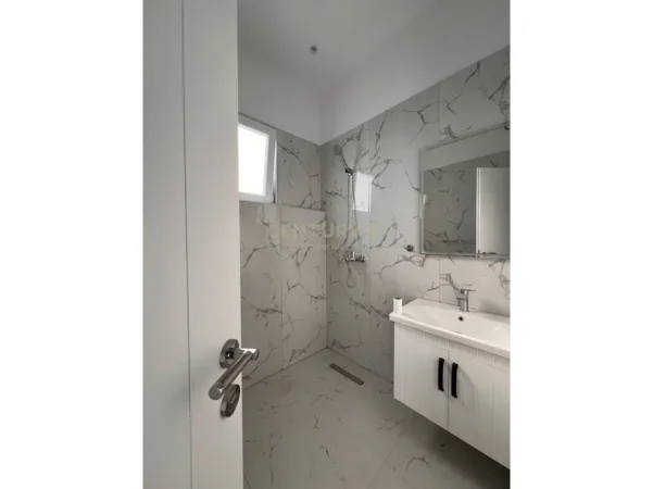 Tirane, jepet me qera apartament 2+1+Ballkon Kati 4, 232 m² 450 € (kodra e priftit)