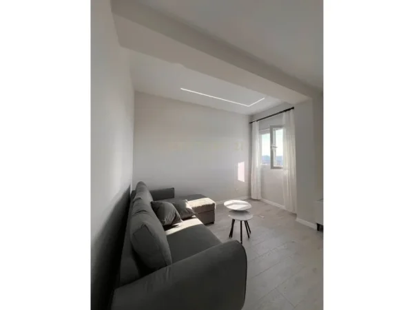 Tirane, jepet me qera apartament 1+1+Ballkon Kati 3, 65 m² 400 € (kodra e priftit)