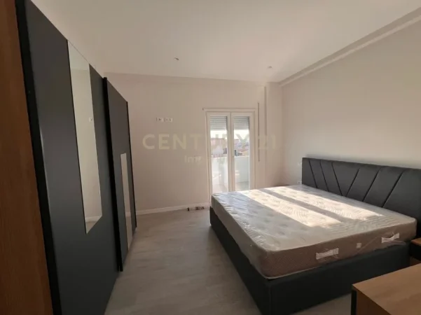 Tirane, jepet me qera apartament 1+1+Ballkon Kati 3, 65 m² 400 € (kodra e priftit)