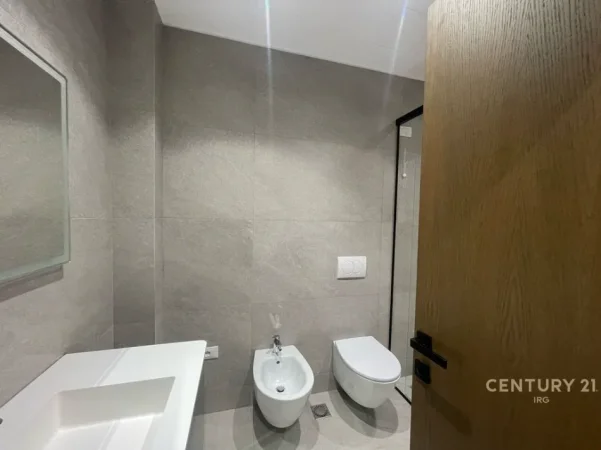 Tirane, jepet me qera apartament 2+1 Kati 8, 130 m² 2.000 € (liqeni i tiranes lake view)