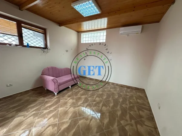 Durres, jepet me qera ambjent biznesi , 45 m² 300 € 