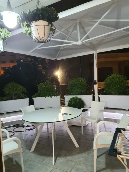 Tirane, jepet me qera apartament 2+1 Kati 1, 134 m² 1.800 € (Rruga e Kosovareve)