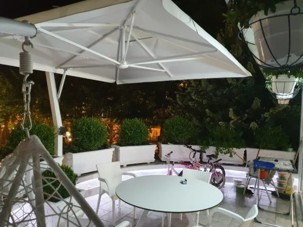 Tirane, jepet me qera apartament 2+1 Kati 1, 134 m² 1.800 € (Rruga e Kosovareve)