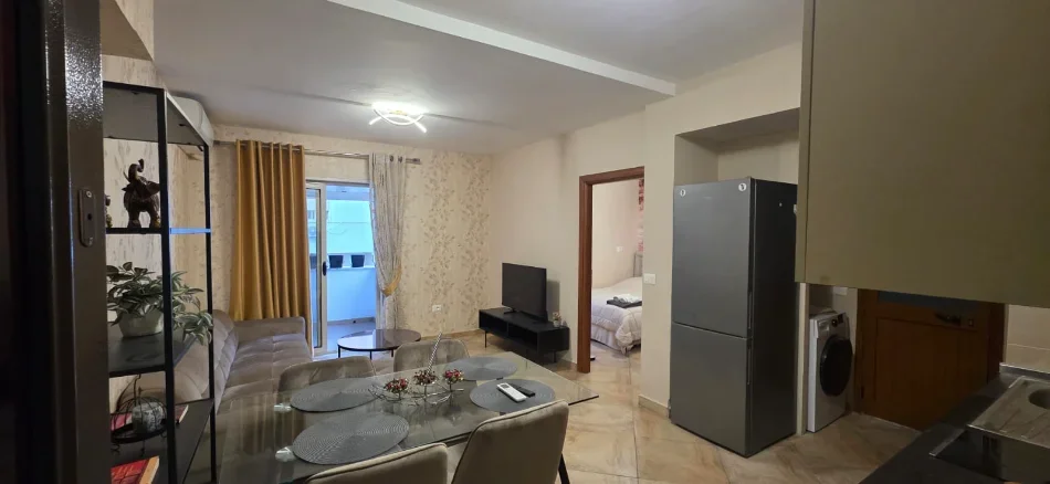 Tirane, jepet me qera apartament 1+1 Kati 7, 70 m² 600 € (Rruga Barrikadave)