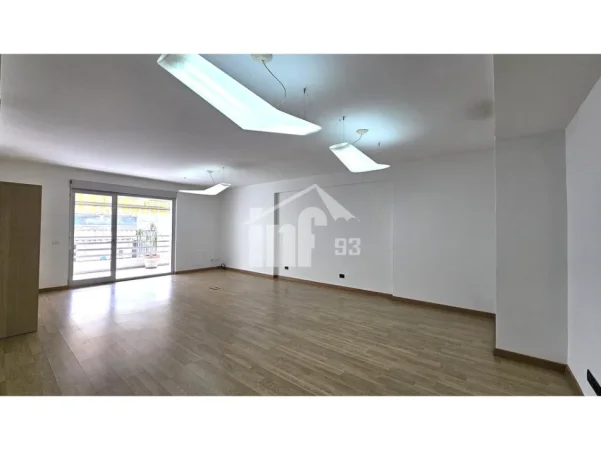 Tirane, jepet me qera zyre Kati 9, 270 m² 3.500 € (PRANË LIBRIT UNIVERSITAR)