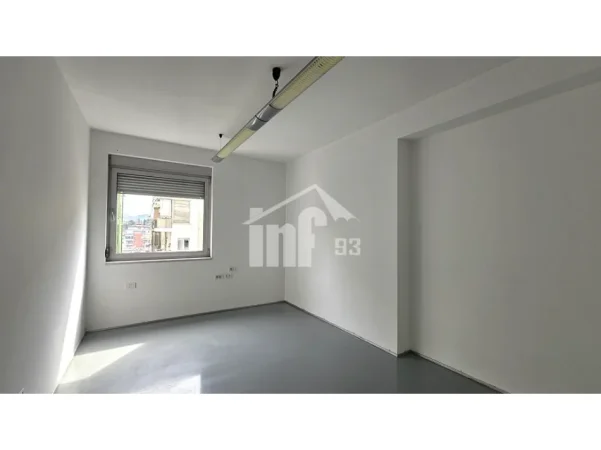 Tirane, jepet me qera zyre Kati 9, 270 m² 3.500 € (PRANË LIBRIT UNIVERSITAR)