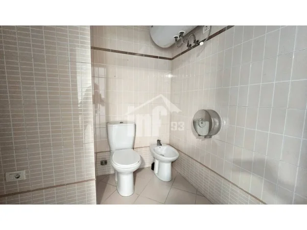 Tirane, jepet me qera zyre Kati 9, 270 m² 3.500 € (PRANË LIBRIT UNIVERSITAR)