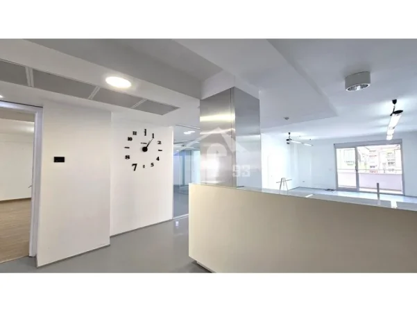 Tirane, jepet me qera zyre Kati 9, 270 m² 3.500 € (PRANË LIBRIT UNIVERSITAR)