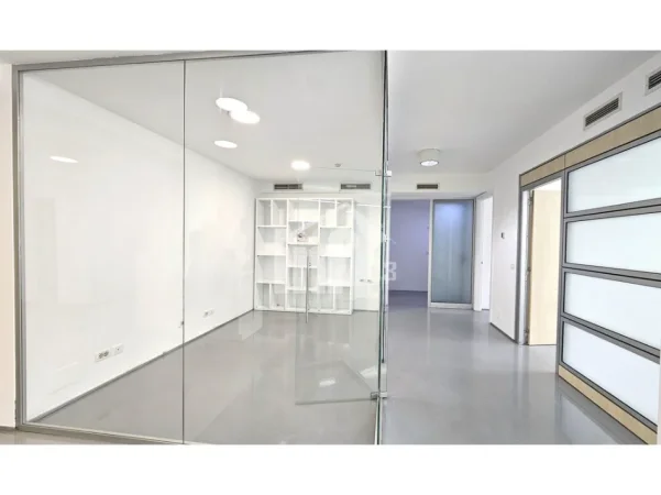 Tirane, jepet me qera zyre Kati 9, 270 m² 3.500 € (PRANË LIBRIT UNIVERSITAR)