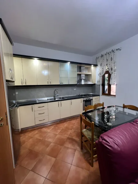 Tirane, jepet me qera shtepi 1+1 Kati 1, 73 m² 500 € (Astir)