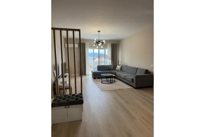 Tirane, jepet me qera apartament 2+1 , 120 m² 700 €