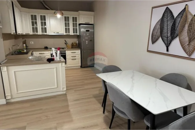 Tirane, jepet me qera apartament 2+1 , 120 m² 700 €