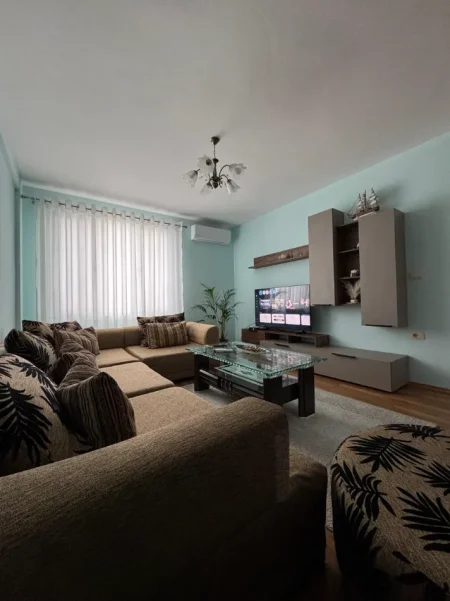 Tirane, jepet me qera apartament 1+1 , 80 m² 700 € (Rruga Kosovareve)