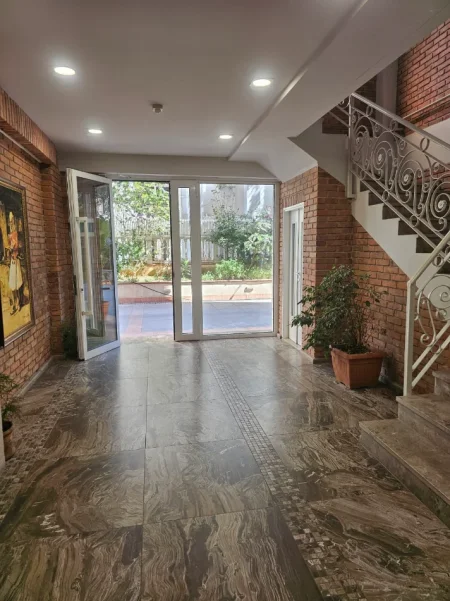 Tirane, jepet me qera zyre Kati 1, 74 m² 1.200 € (Liceu Artistik)