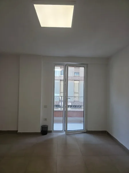 Tirane, jepet me qera zyre Kati 1, 74 m² 1.200 € (Liceu Artistik)