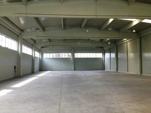 Tirane, jepet me qera magazine Kati 0, 1.100 m² 5.000 € (QTU)