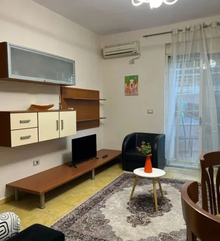 Tirane, jepet me qera apartament 1+1 Kati 1, 65 m² 600 € (Rruga Mine Peza)