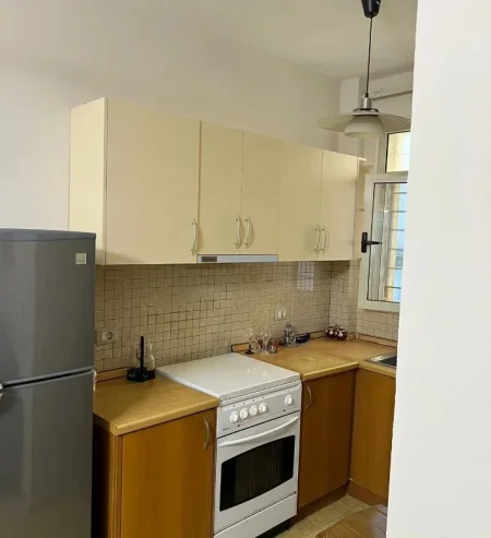 Tirane, jepet me qera apartament 1+1 Kati 1, 65 m² 600 € (Rruga Mine Peza)
