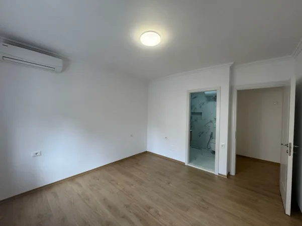 Tirane, jepet me qera ambjent biznesi Kati 3, 88 m² 1.200 € (Pazari i Ri)