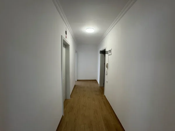 Tirane, jepet me qera ambjent biznesi Kati 3, 88 m² 1.200 € (Pazari i Ri)