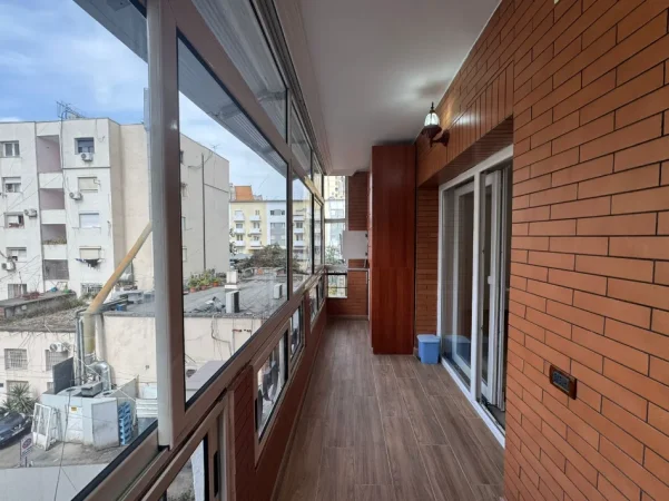 Tirane, jepet me qera ambjent biznesi Kati 3, 88 m² 1.200 € (Pazari i Ri)