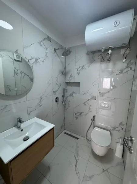 Tirane, jepet me qera ambjent biznesi Kati 3, 88 m² 1.200 € (Pazari i Ri)