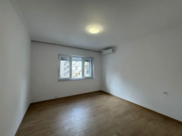 Tirane, jepet me qera ambjent biznesi Kati 3, 88 m² 1.200 € (Pazari i Ri)