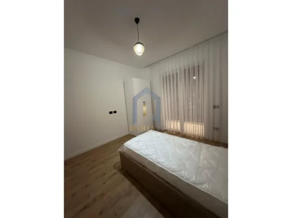 Tirane, jap me qera 2+1+Ballkon Kati 5, 105 m² 500 € (Apartament 2+1 me qira ne Paskuqan)