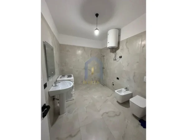 Tirane, jap me qera 2+1+Ballkon Kati 5, 105 m² 500 € (Apartament 2+1 me qira ne Paskuqan)