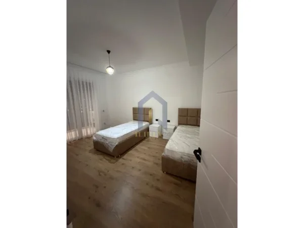 Tirane, jap me qera 2+1+Ballkon Kati 5, 105 m² 500 € (Apartament 2+1 me qira ne Paskuqan)