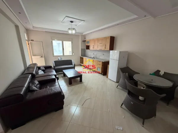 Vlore, jepet me qera apartament 1+1+Ballkon Kati 6, 70 m² 250 € (Rruga Lef Sallata)