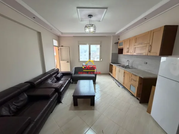 Vlore, jepet me qera apartament 1+1+Ballkon Kati 6, 70 m² 250 € (Rruga Lef Sallata)