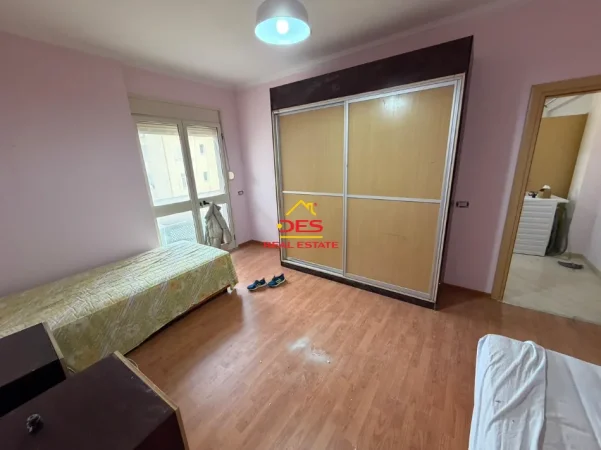Vlore, jepet me qera apartament 1+1+Ballkon Kati 6, 70 m² 250 € (Rruga Lef Sallata)