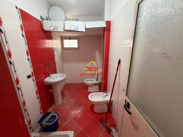 Vlore, jepet me qera apartament 1+1+Ballkon Kati 6, 70 m² 250 € (Rruga Lef Sallata)