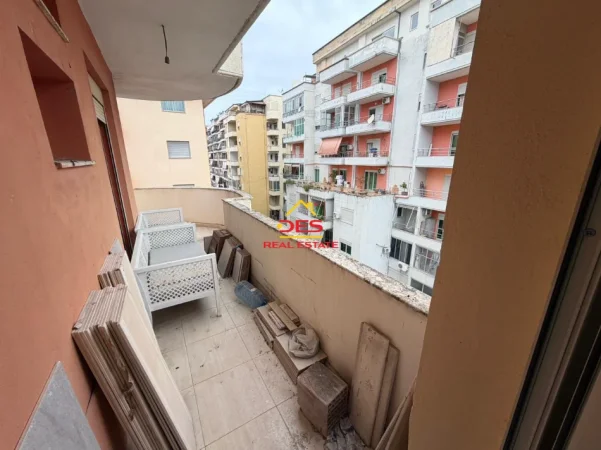 Vlore, jepet me qera apartament 1+1+Ballkon Kati 6, 70 m² 250 € (Rruga Lef Sallata)