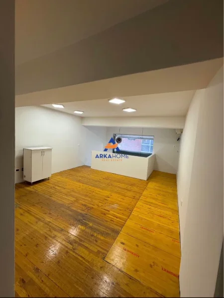 Tirane, jepet me qera ambjent biznesi Kati 0, 60 m² 626 € 