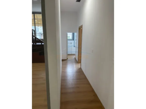 Tirane, jepet me qera ambjent biznesi Kati 1, 80 m² 1.100 € (Prane Galerise , Qender)