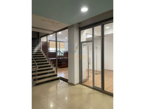 Tirane, jepet me qera ambjent biznesi Kati 1, 80 m² 1.100 € (Prane Galerise , Qender)