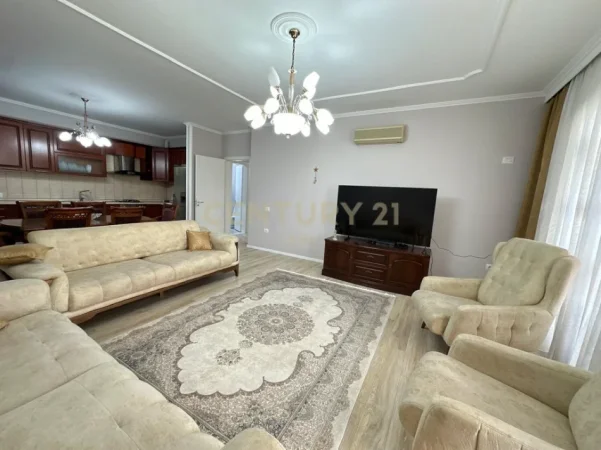 Tirane, jepet me qera apartament 2+1+Ballkon Kati 7, 120 m² 650 € (Kompleksi Grand)