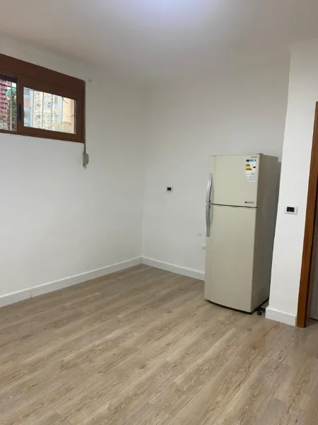 Tirane, jepet me qera garsonier 1+1 Kati 1, 29 m² 350 € 