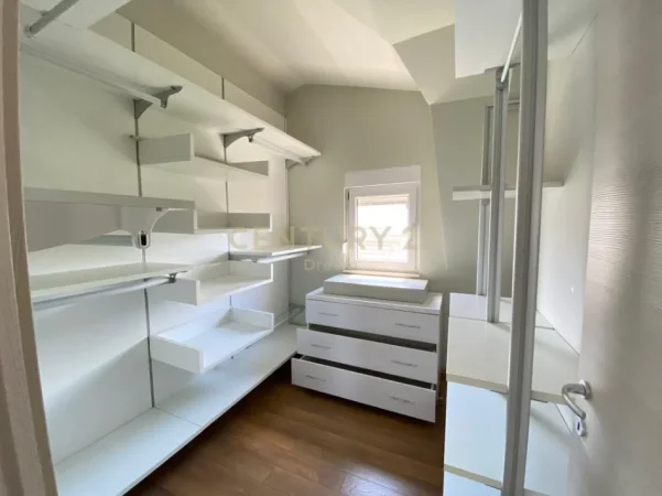 Tirane, jepet me qera Vile 3+1+Aneks+Ballkon Kati 3, 260 m² 2.500 € (Kompleksi White House TEG)