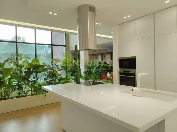 Tirane, shitet Vile 4+1 Kati 2, 2.500 m² 2.200.000 € 