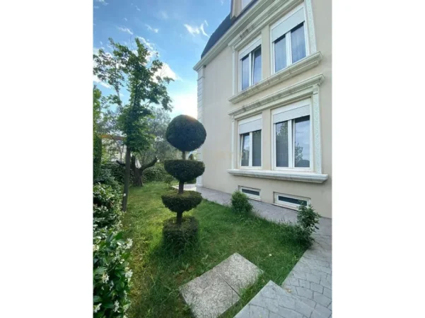 Tirane, jepet me qera Vile 3+1+Aneks+Ballkon Kati 3, 260 m² 2.500 € (Kompleksi White House TEG)