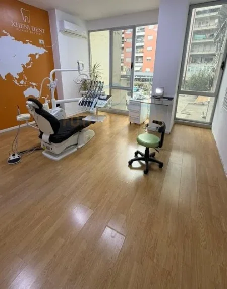 Tirane, jepet me qera ambjent biznesi Kati 1, 54 m² 400 € (unaza e re)