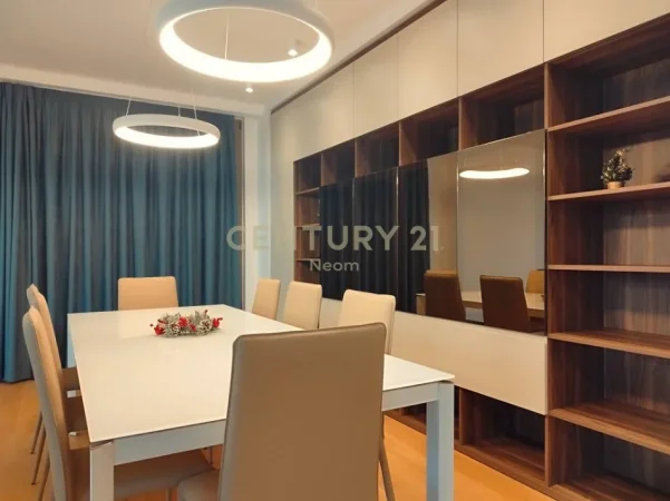 Tirane, jepet me qera Vile 4+1 Kati 3, 600 m² 5.000 € 