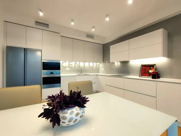 Tirane, jepet me qera Vile 4+1 Kati 3, 600 m² 5.000 € 