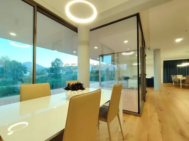 Tirane, jepet me qera Vile 4+1 Kati 3, 600 m² 5.000 € 