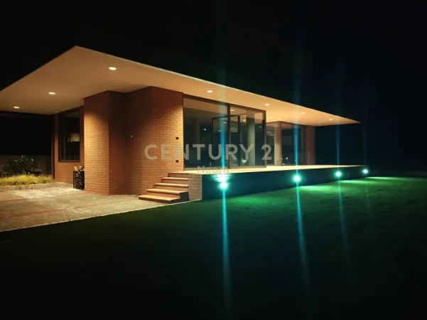 Tirane, jepet me qera Vile 4+1 Kati 3, 600 m² 5.000 € 