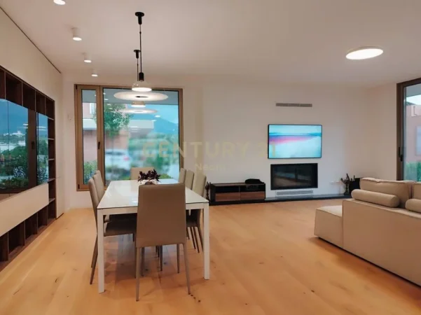 Tirane, jepet me qera Vile 4+1 Kati 3, 600 m² 5.000 € 