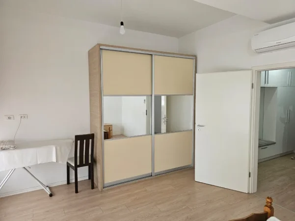 Tirane, jepet me qera apartament 2+1+Ballkon Kati 6, 100 m² 550 € (Ali Demi)